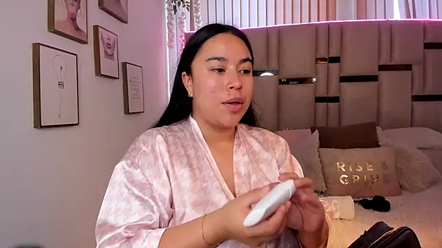 Snapshot of Zoey_thompson chatting on February 13, 2026, 7:32 pm Zoey thompson online show from February 13, 2026, 7:32 pm