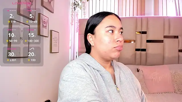 Snapshot of Zoey_thompson chatting on February 14, 2026, 9:44 pm Zoey thompson online show from February 14, 2026, 9:44 pm