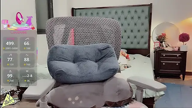 lulu404 online show from December 15, 2025, 2:43 pm