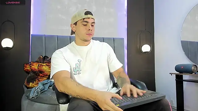 Liam walk  online show from October 28, 2025, 11:07 pm