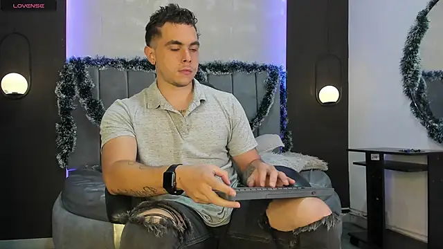 Liam walk  online show from November 24, 2025, 9:36 pm