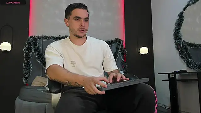 Liam walk  online show from December 3, 2025, 11:03 pm