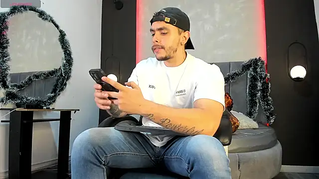 Snapshot of Liam_walk_ chatting on December 21, 2025, 7:10 pm Liam walk online show from December 21, 2025, 7:10 pm