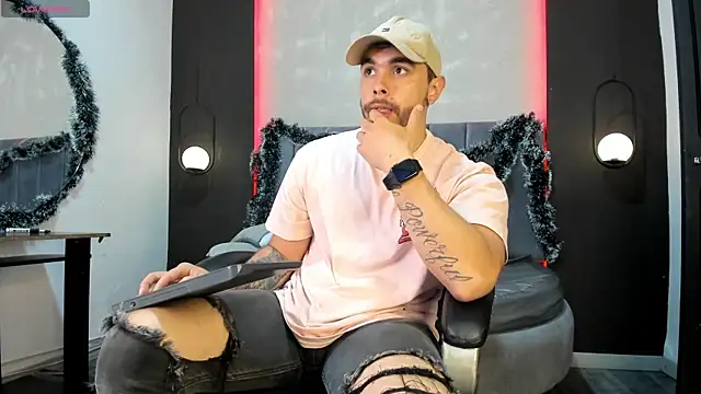 Snapshot of Liam_walk_ chatting on December 22, 2025, 9:34 pm Liam walk online show from December 22, 2025, 9:34 pm