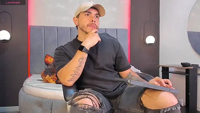 Snapshot of Liam_walk_ chatting on February 8, 2026, 11:08 pm Liam walk online show from February 8, 2026, 11:08 pm