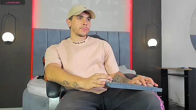 Snapshot of Liam_walk_ chatting on February 17, 2026, 9:32 pm Liam walk online show from February 17, 2026, 9:32 pm