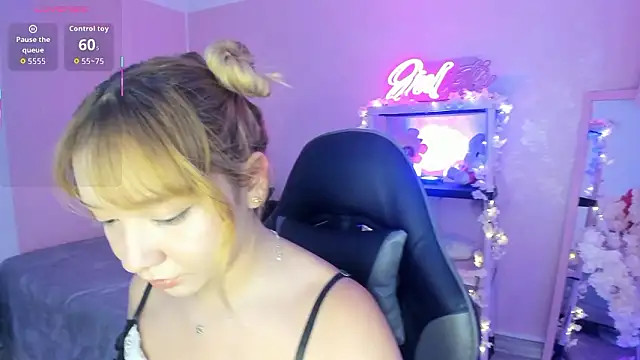 Snapshot of JuliethMoss chatting on February 18, 2026, 8:38 pm JuliethMoss online show from February 18, 2026, 8:38 pm