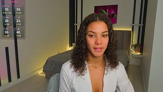 Snapshot of NaomiLior chatting on October 1, 2025, 1:06 pm NaomiLior online show from October 1, 2025, 1:06 pm