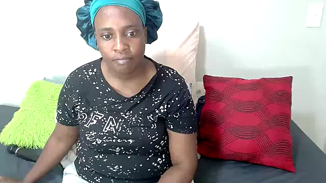 QueenRomaxx1 online show from October 19, 2025, 12:39 pm