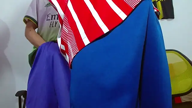 Snapshot of skinny23cm chatting on February 25, 2026, 4:05 pm skinny23cm online show from February 25, 2026, 4:05 pm