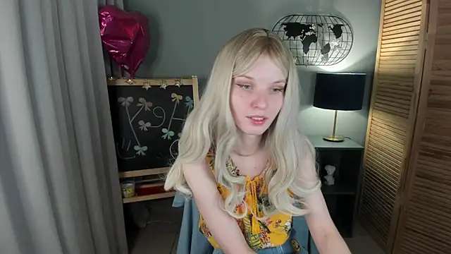 Snapshot of Madelaineses chatting on November 15, 2025, 9:28 am Madelaineses online show from November 15, 2025, 9:28 am