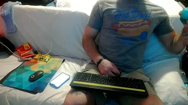 Snapshot of Luv2SuckBWC92 chatting on September 18, 2025, 4:03 am Luv2SuckBWC92 online show from September 18, 2025, 4:03 am