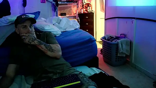 Snapshot of Luv2SuckBWC92 chatting on September 23, 2025, 2:03 am Luv2SuckBWC92 online show from September 23, 2025, 2:03 am