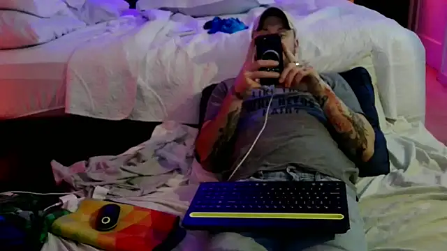 Snapshot of Luv2SuckBWC92 chatting on October 2, 2025, 7:04 am Luv2SuckBWC92 online show from October 2, 2025, 7:04 am