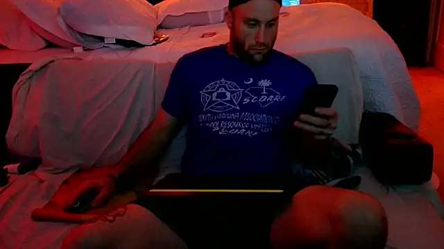 Snapshot of Luv2SuckBWC92 chatting on October 6, 2025, 4:21 am Luv2SuckBWC92 online show from October 6, 2025, 4:21 am