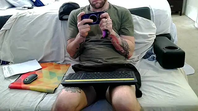 Snapshot of Luv2SuckBWC92 chatting on October 6, 2025, 9:01 pm Luv2SuckBWC92 online show from October 6, 2025, 9:01 pm