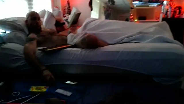 Snapshot of Luv2SuckBWC92 chatting on October 10, 2025, 7:46 pm Luv2SuckBWC92 online show from October 10, 2025, 7:46 pm