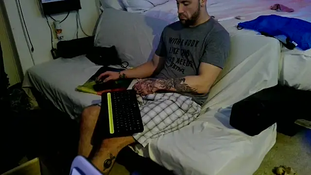 Snapshot of Luv2SuckBWC92 chatting on October 19, 2025, 3:40 am Luv2SuckBWC92 online show from October 19, 2025, 3:40 am