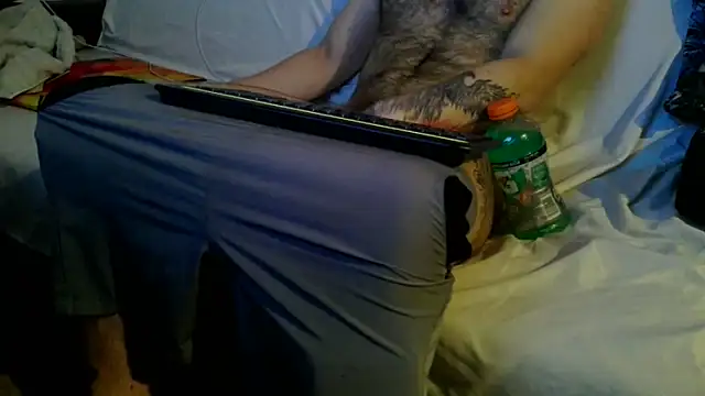 Snapshot of Luv2SuckBWC92 chatting on October 20, 2025, 10:43 pm Luv2SuckBWC92 online show from October 20, 2025, 10:43 pm