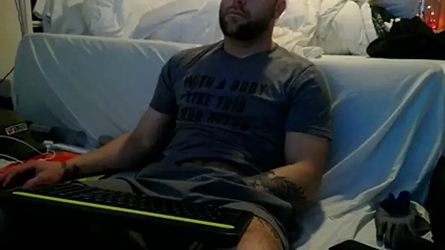 Snapshot of Luv2SuckBWC92 chatting on October 24, 2025, 12:08 am Luv2SuckBWC92 online show from October 24, 2025, 12:08 am