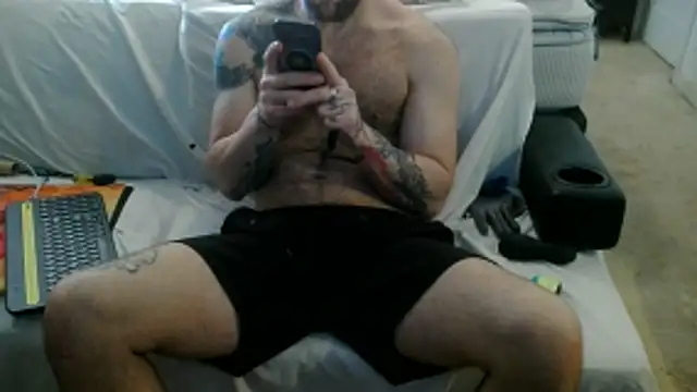 Snapshot of Luv2SuckBWC92 chatting on October 24, 2025, 5:09 pm Luv2SuckBWC92 online show from October 24, 2025, 5:09 pm