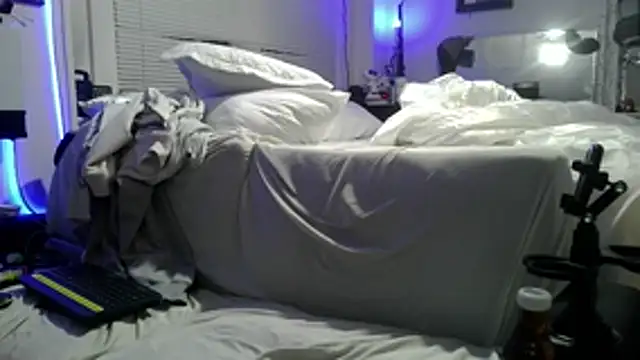 Snapshot of Luv2SuckBWC92 chatting on November 6, 2025, 11:26 pm Luv2SuckBWC92 online show from November 6, 2025, 11:26 pm