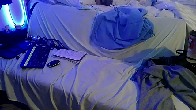 Snapshot of Luv2SuckBWC92 chatting on November 8, 2025, 9:42 am Luv2SuckBWC92 online show from November 8, 2025, 9:42 am