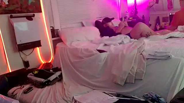 Snapshot of Luv2SuckBWC92 chatting on November 12, 2025, 8:15 am Luv2SuckBWC92 online show from November 12, 2025, 8:15 am