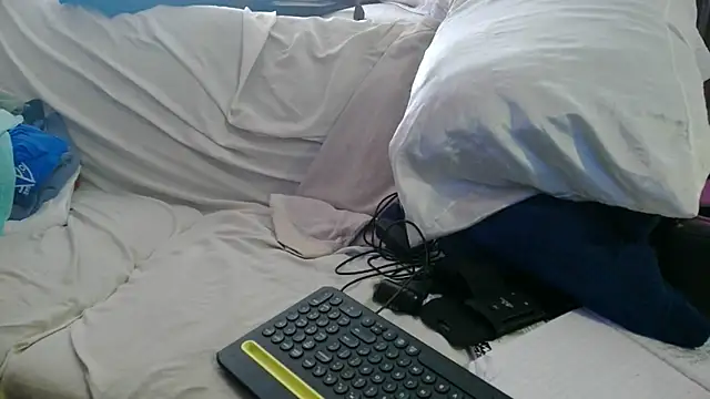 Snapshot of Luv2SuckBWC92 chatting on November 13, 2025, 7:13 pm Luv2SuckBWC92 online show from November 13, 2025, 7:13 pm