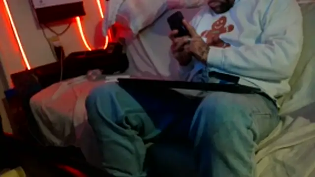 Snapshot of Luv2SuckBWC92 chatting on November 15, 2025, 8:22 am Luv2SuckBWC92 online show from November 15, 2025, 8:22 am