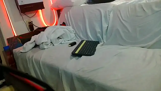 Snapshot of Luv2SuckBWC92 chatting on November 15, 2025, 11:43 pm Luv2SuckBWC92 online show from November 15, 2025, 11:43 pm