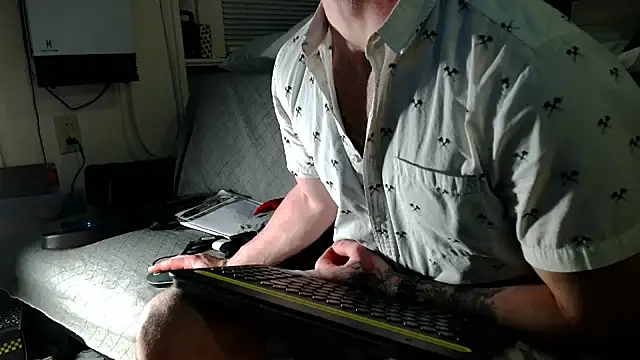 Snapshot of Luv2SuckBWC92 chatting on November 23, 2025, 5:18 am Luv2SuckBWC92 online show from November 23, 2025, 5:18 am