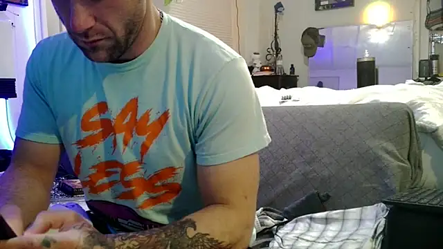 Snapshot of Luv2SuckBWC92 chatting on November 29, 2025, 2:47 am Luv2SuckBWC92 online show from November 29, 2025, 2:47 am