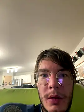 Snapshot of Hungboxer69 chatting on December 4, 2025, 10:24 am Hungboxer69 online show from December 4, 2025, 10:24 am