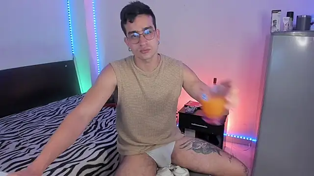 Snapshot of CamCumBoy chatting on September 17, 2025, 10:06 am CamCumBoy online show from September 17, 2025, 10:06 am