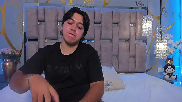 Snapshot of EmilyANDrew_ chatting on September 13, 2025, 4:45 am EmilyANDrew online show from September 13, 2025, 4:45 am