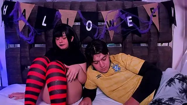 Snapshot of EmilyANDrew_ chatting on October 31, 2025, 5:30 am EmilyANDrew online show from October 31, 2025, 5:30 am