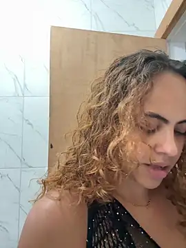 Chloe Leaozinho online show from October 13, 2025, 8:31 pm