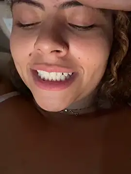 Chloe Leaozinho online show from May 16, 2026, 12:18 am