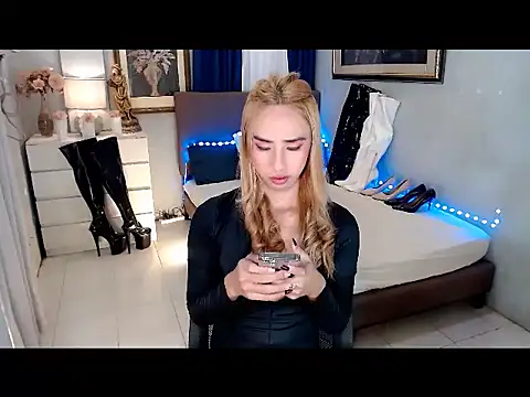 Snapshot of xMistressTiffany chatting on September 24, 2025, 10:02 pm xMistressTiffany online show from September 24, 2025, 10:02 pm