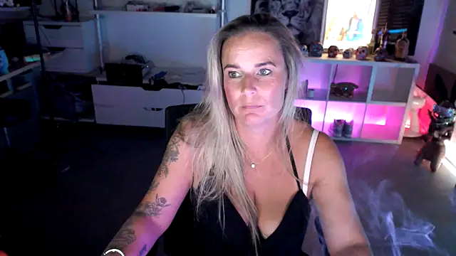 Mrs-Aurora online show from October 1, 2025, 8:15 pm