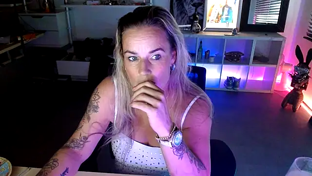 Mrs-Aurora online show from October 15, 2025, 12:49 pm