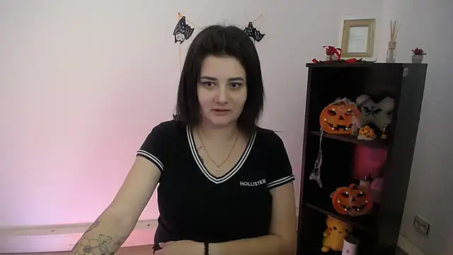 Katrin kiss  online show from November 3, 2025, 1:34 pm