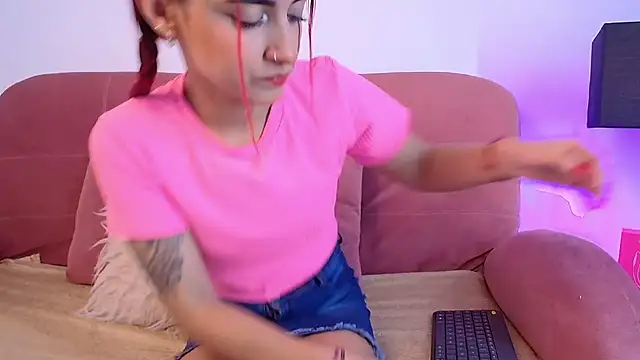 Karina2Smith online show from November 12, 2025, 6:52 pm