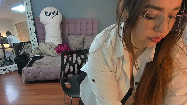 Tammy parker  online show from November 24, 2025, 4:29 pm