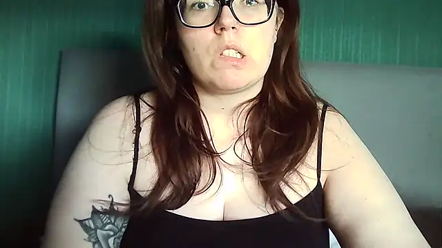 Snapshot of Curvy-BellaX chatting on October 8, 2025, 3:20 pm Curvy-BellaX online show from October 8, 2025, 3:20 pm
