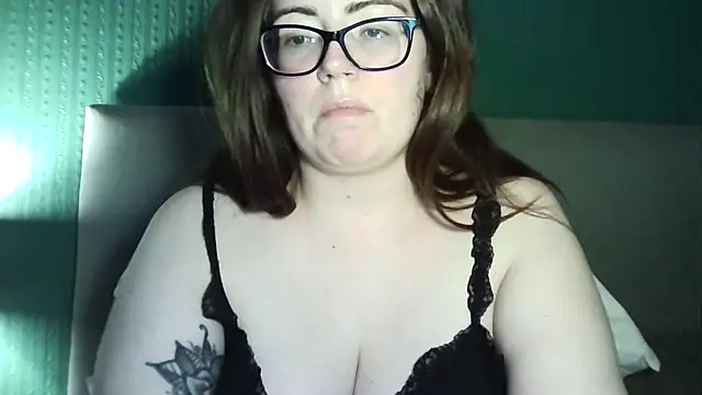 Snapshot of Curvy-BellaX chatting on October 10, 2025, 8:41 pm Curvy-BellaX online show from October 10, 2025, 8:41 pm