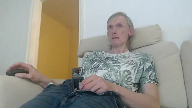 Snapshot of k74robert chatting on October 24, 2025, 11:06 am k74robert online show from October 24, 2025, 11:06 am