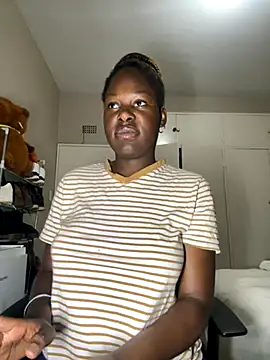 DarkBerryDiamond255 online show from October 20, 2025, 7:36 pm