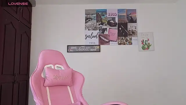 Snapshot of Veronika__Winslow_ chatting on February 24, 2026, 5:00 pm Veronika Winslow online show from February 24, 2026, 5:00 pm